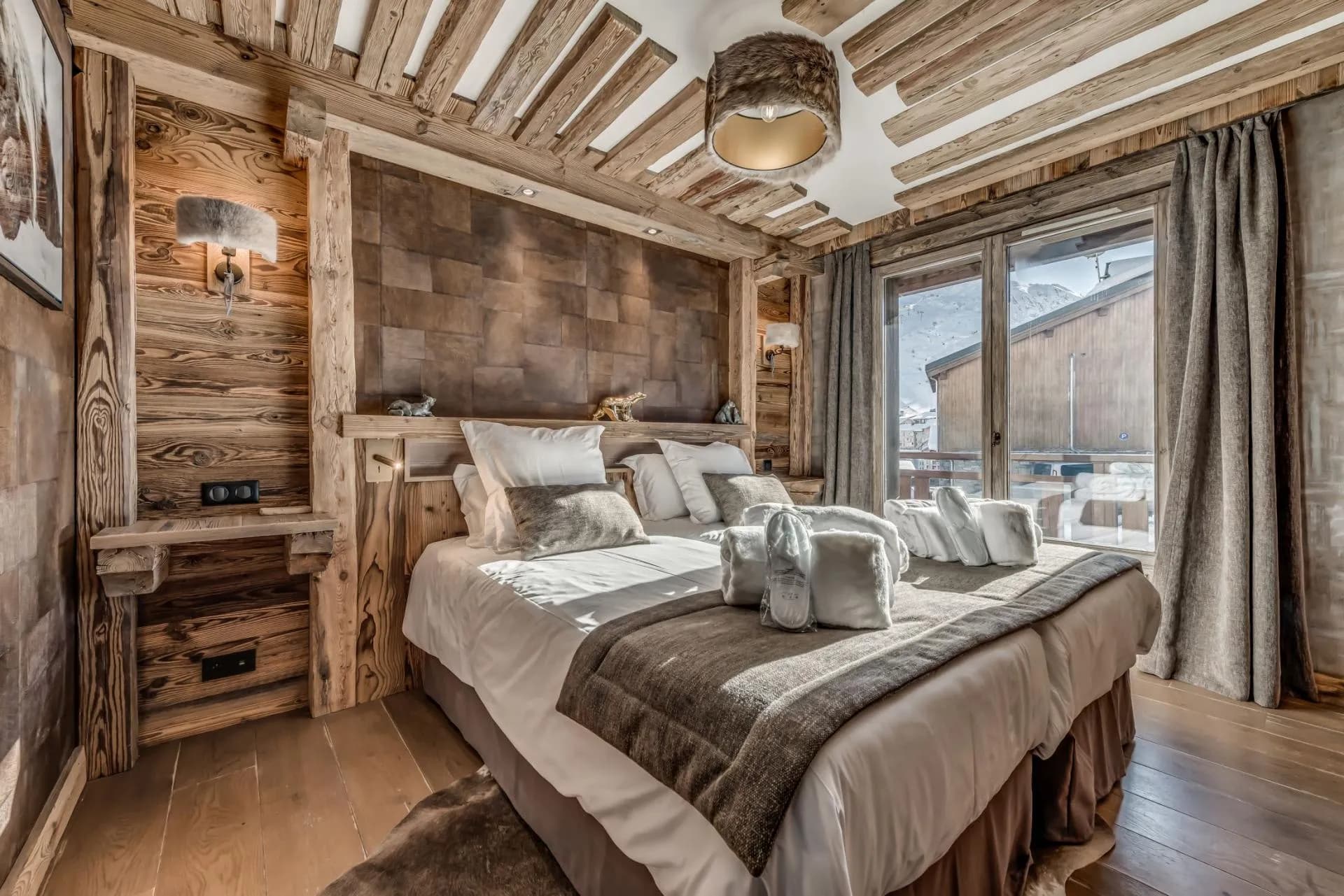 Guest bedroom with convertible twin-to-king beds and private balcony access