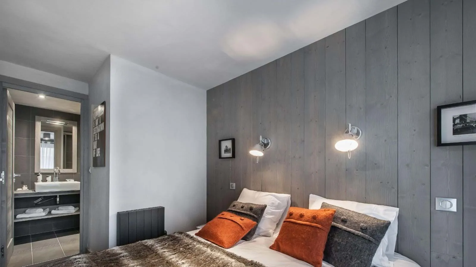 Double bedroom with an en-suite bathroom and bedside reading lights