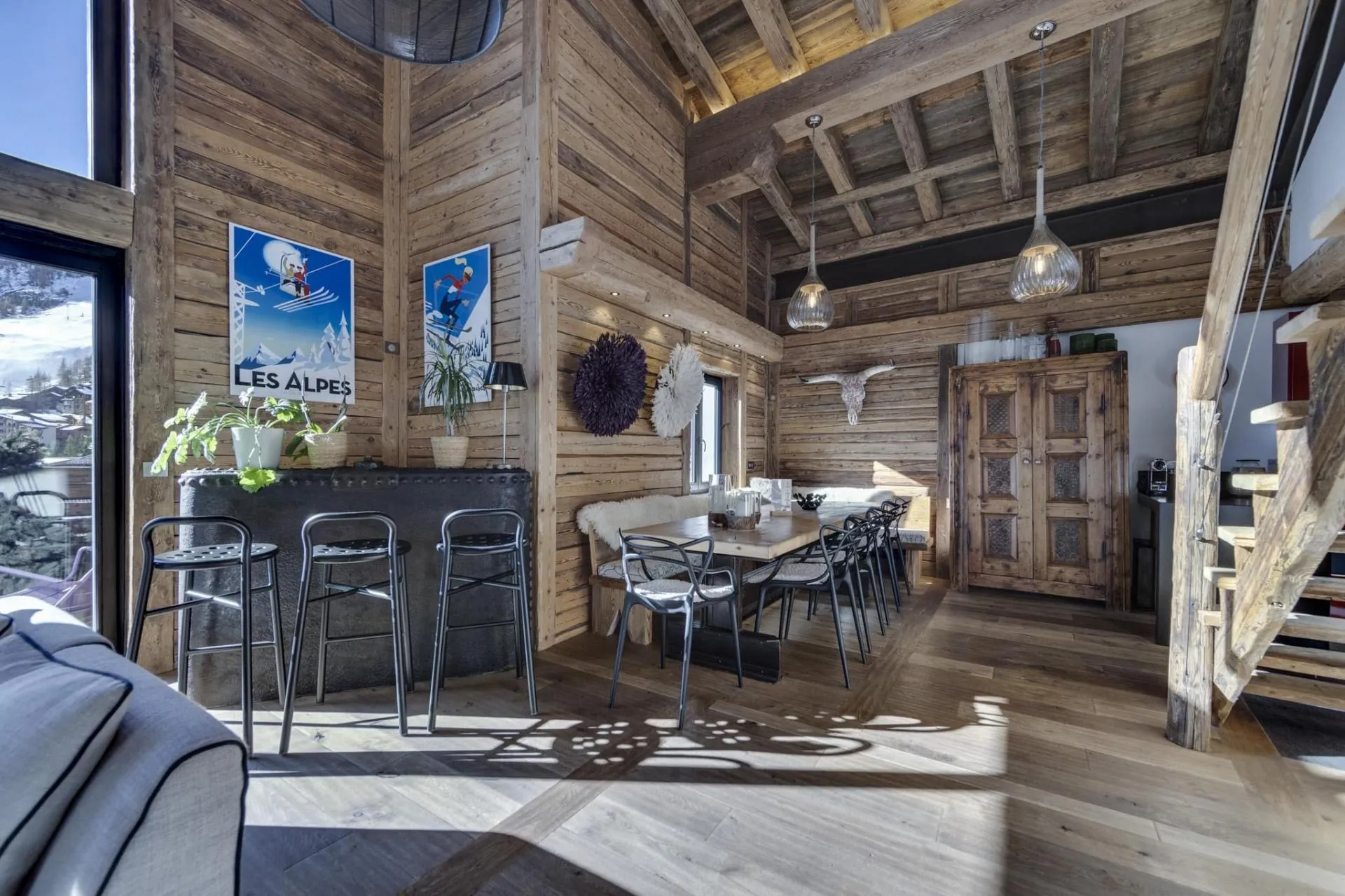 Dining area with bench seating and breakfast bar for 3