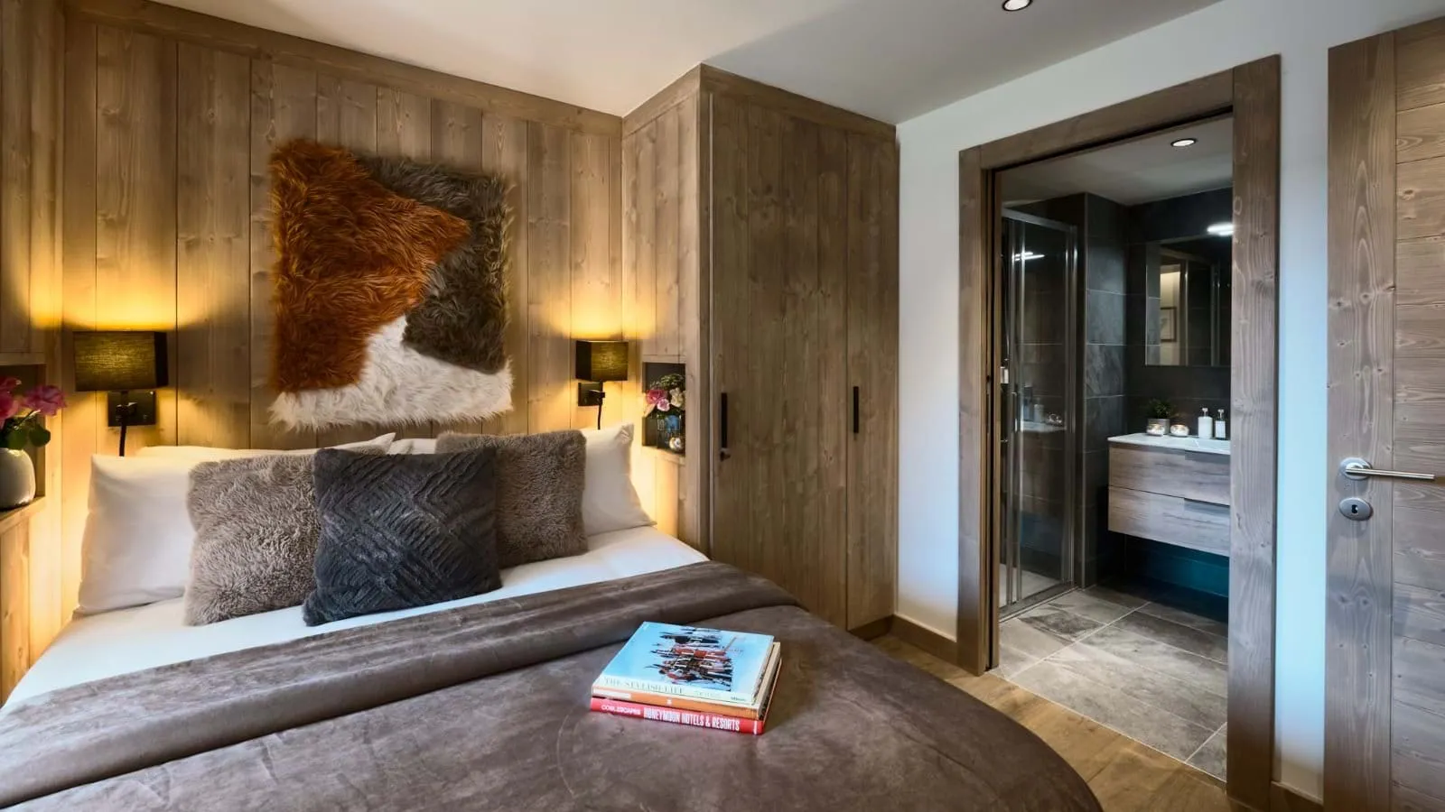 Double bedroom with an en-suite shower room