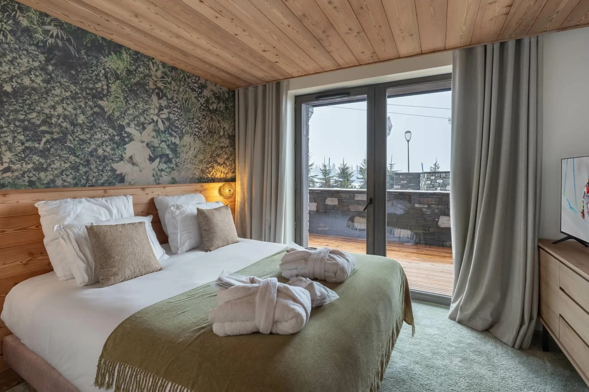 Double bedroom with balcony access