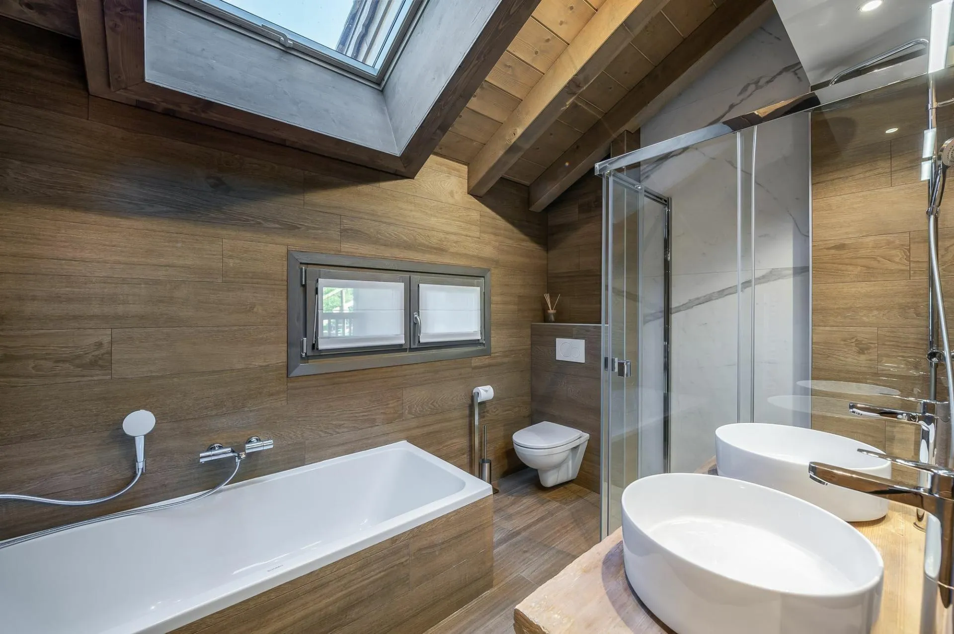 En-suite bathroom with bathtub, walk-in shower and double basin