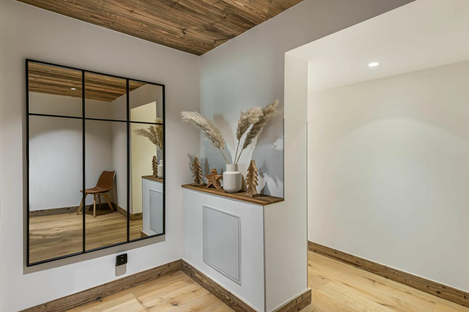 Entrance hall with full-height mirror and built-in storage