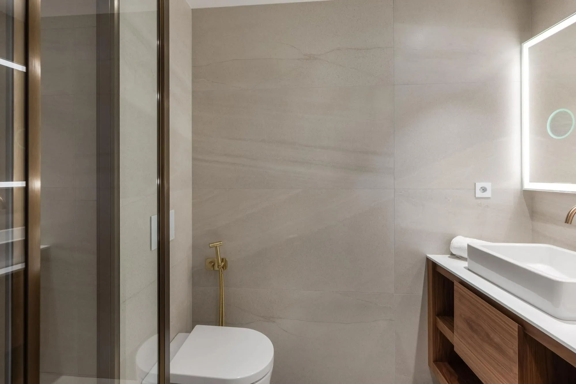 Bathroom with walk-in shower, vessel basin and illuminated mirror