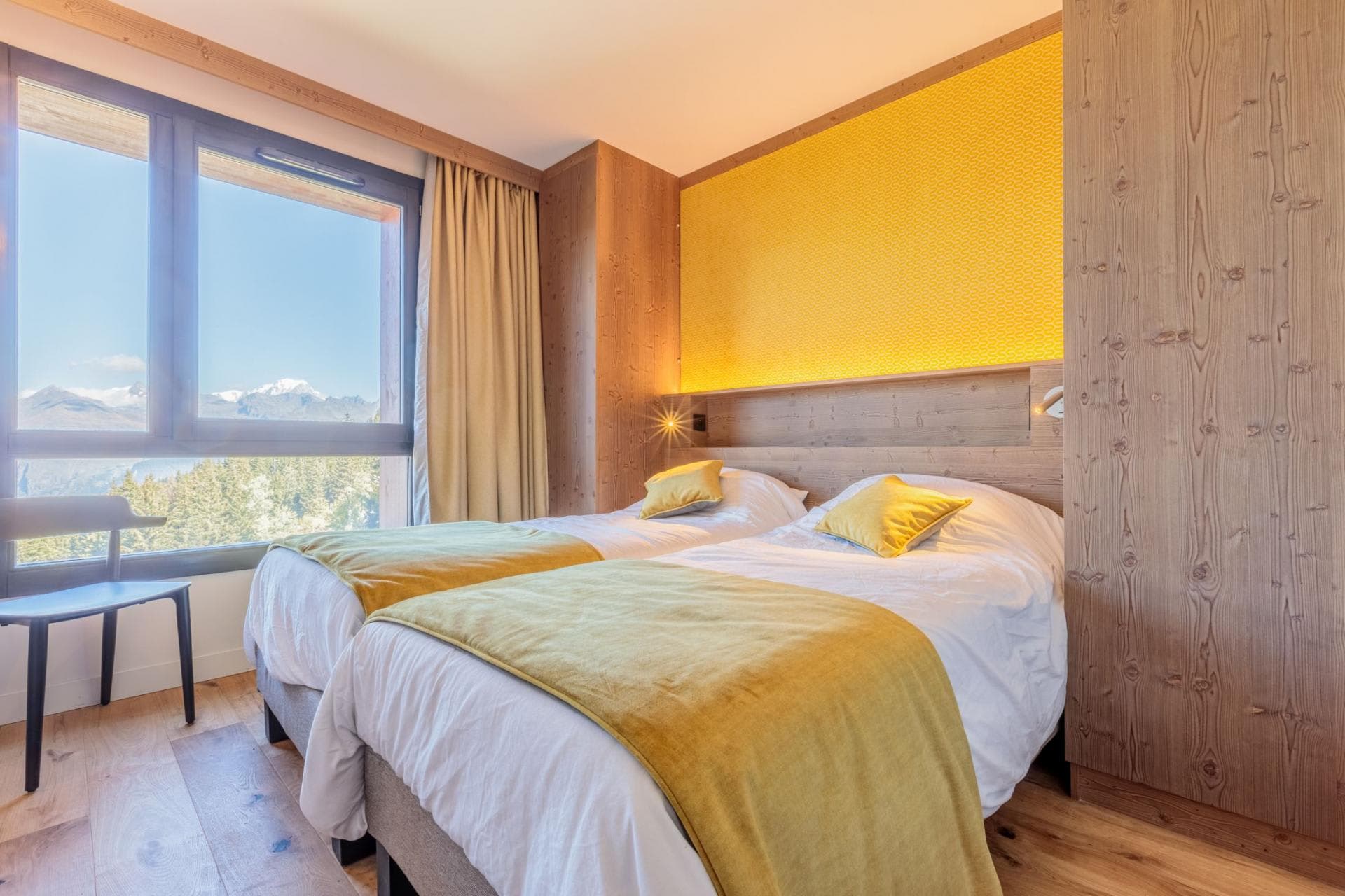 Guest bedroom with twin beds and mountain peaks view