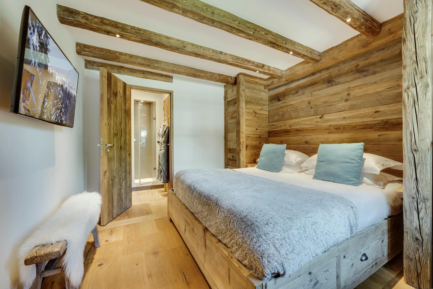 Guest bedroom with king bed and en-suite walk-in shower