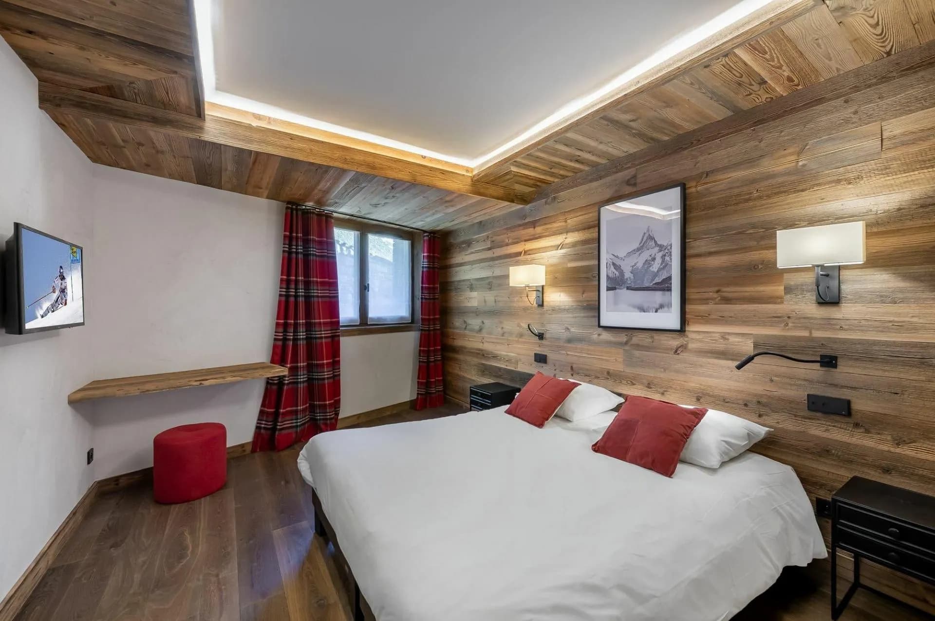 Double or twin bedroom with a television and timber desk
