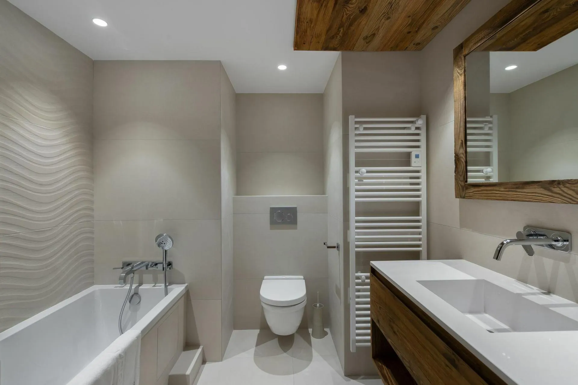En-suite bathroom with a bathtub, basin and toilet