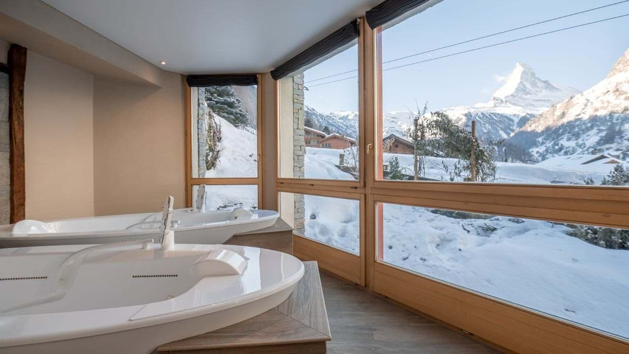 Dual jetted soaking tubs with Matterhorn mountain views