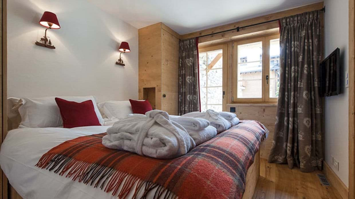 Guest bedroom with flexible twin beds and private balcony access