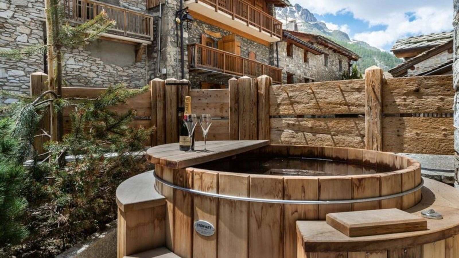Cedar hot tub for 4 with privacy fence and mountain views