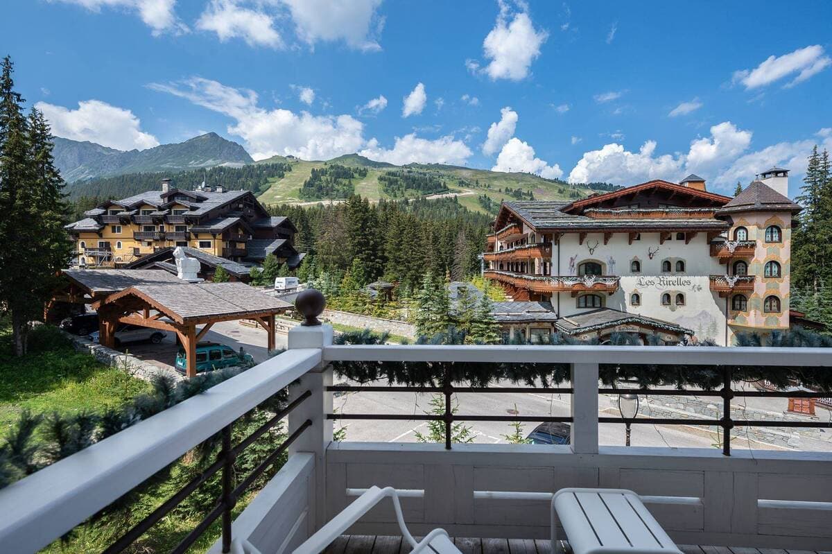 Balcony with lounge seating and views of the ski slopes