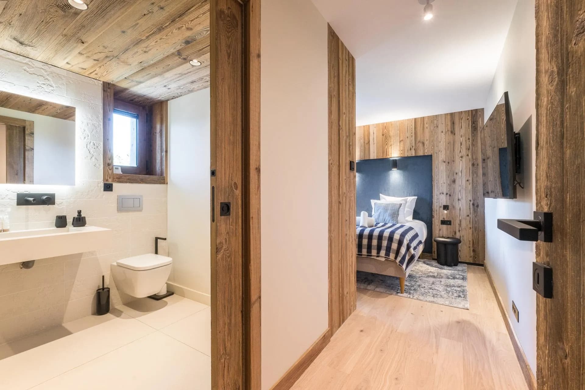Double bedroom with adjoining en-suite bathroom
