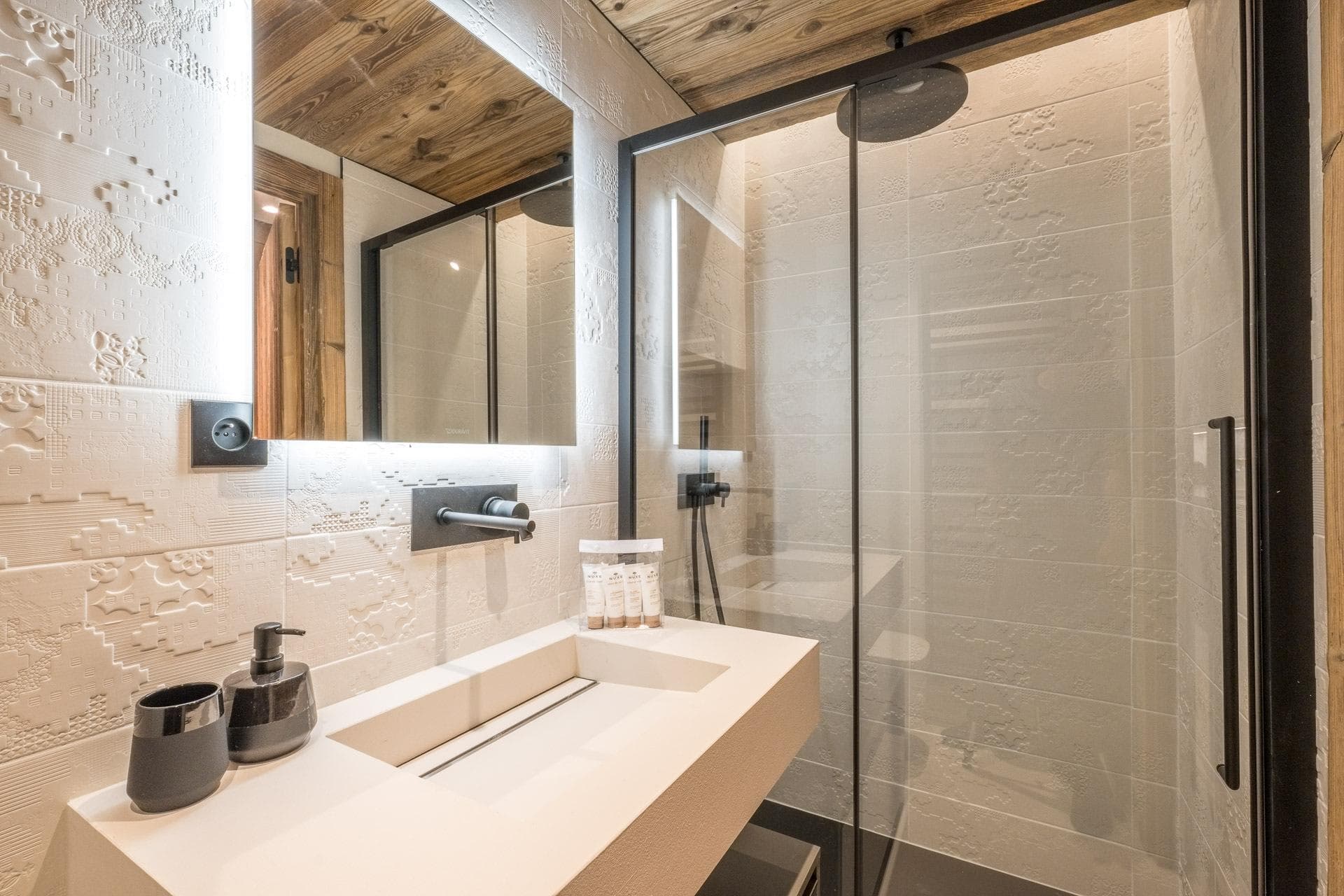 Bathroom with rainfall showerhead and textured tile walls
