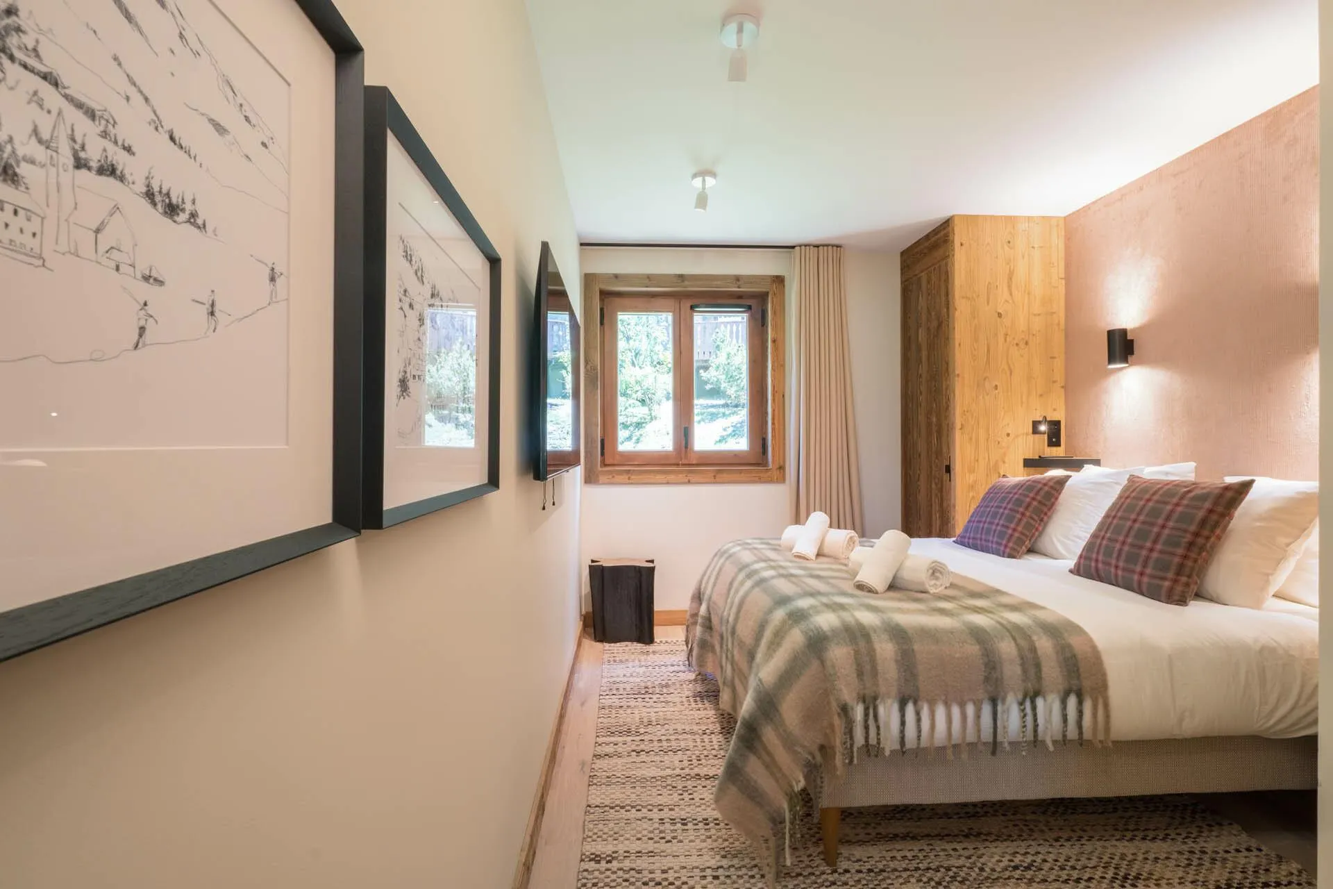 Double bedroom with wall-mounted television