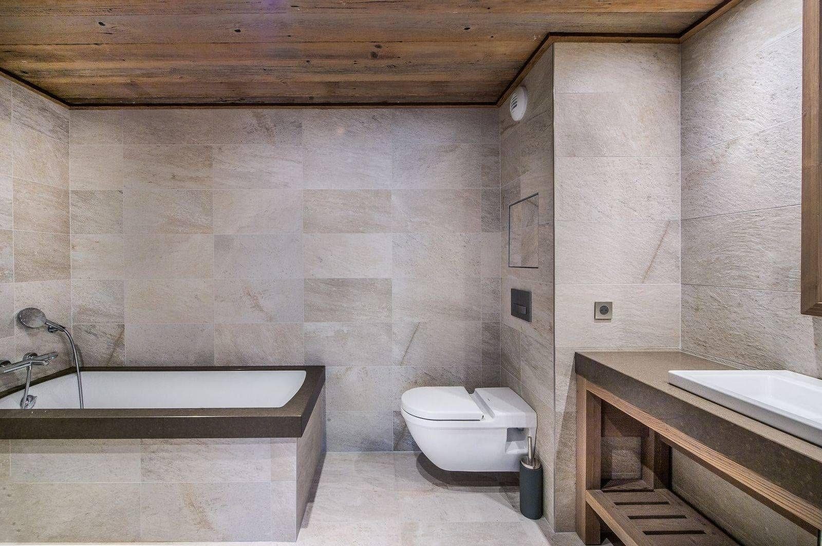 En-suite bathroom with bathtub, basin and toilet