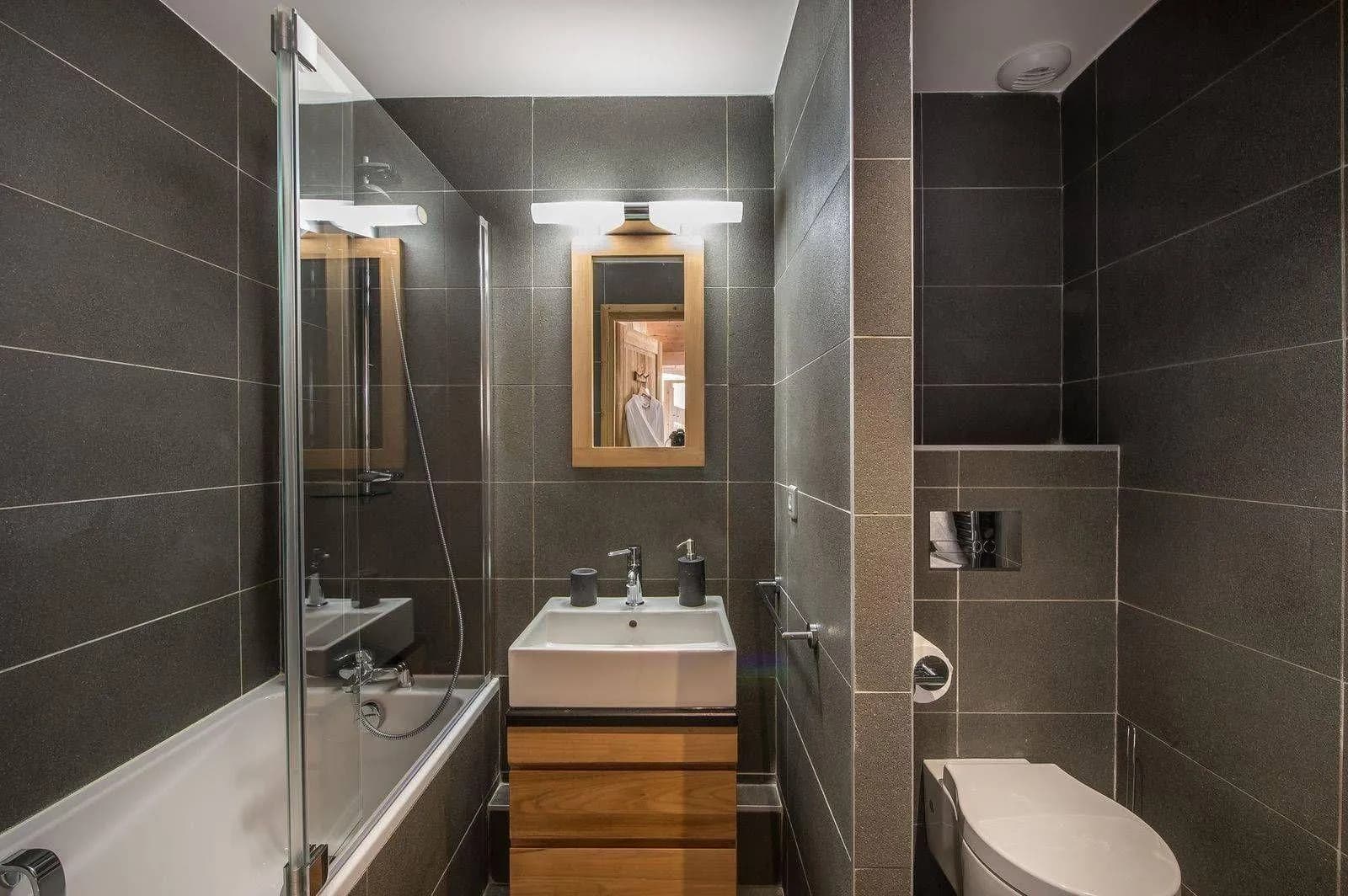 Bathroom with bath, single basin and toilet