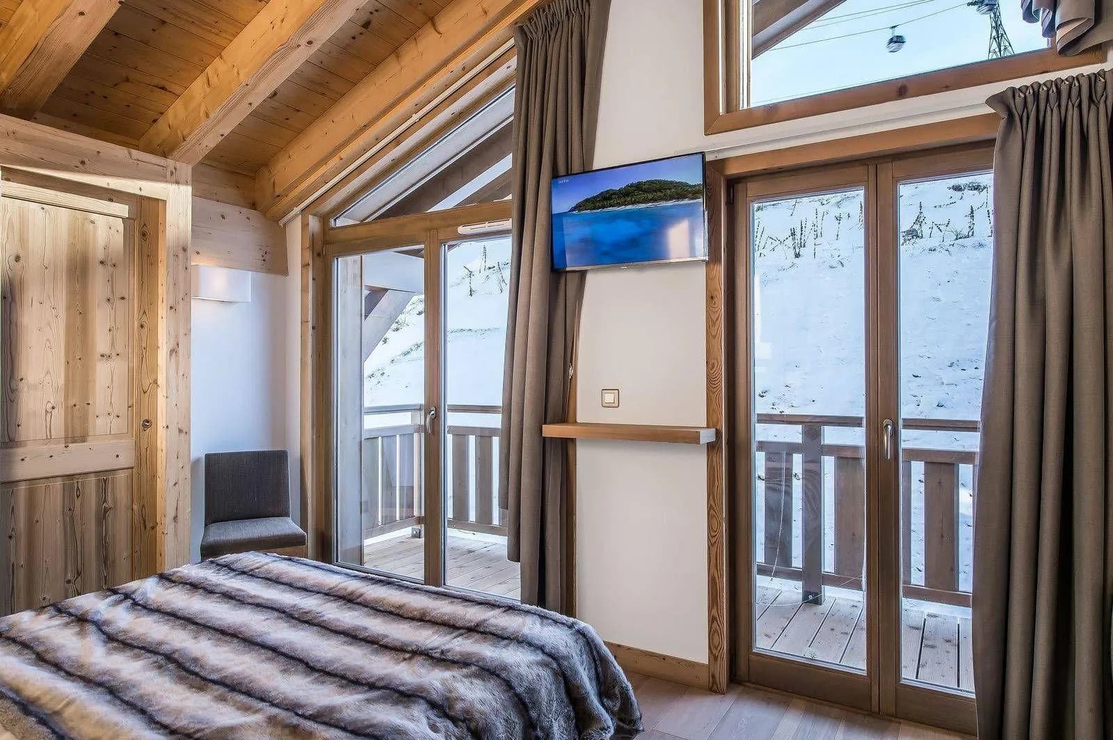 Double bedroom with balcony access and television