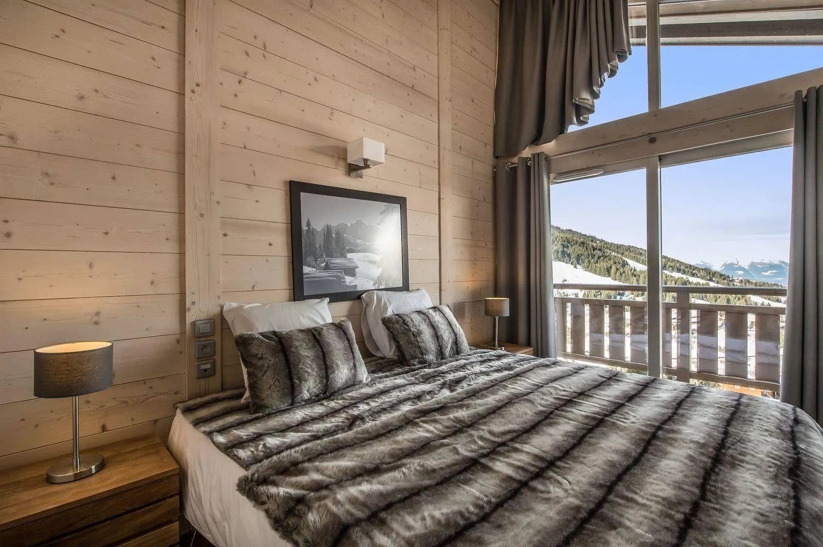 Double bedroom with balcony access and mountain views