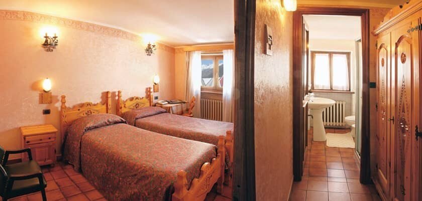 Guest bedroom with twin beds and ensuite bathroom