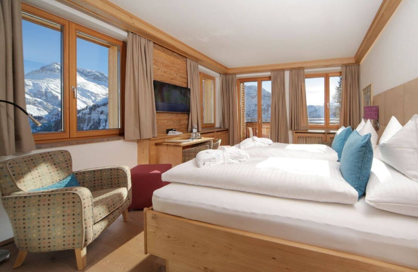 Guest bedroom with twin beds and panoramic mountain views