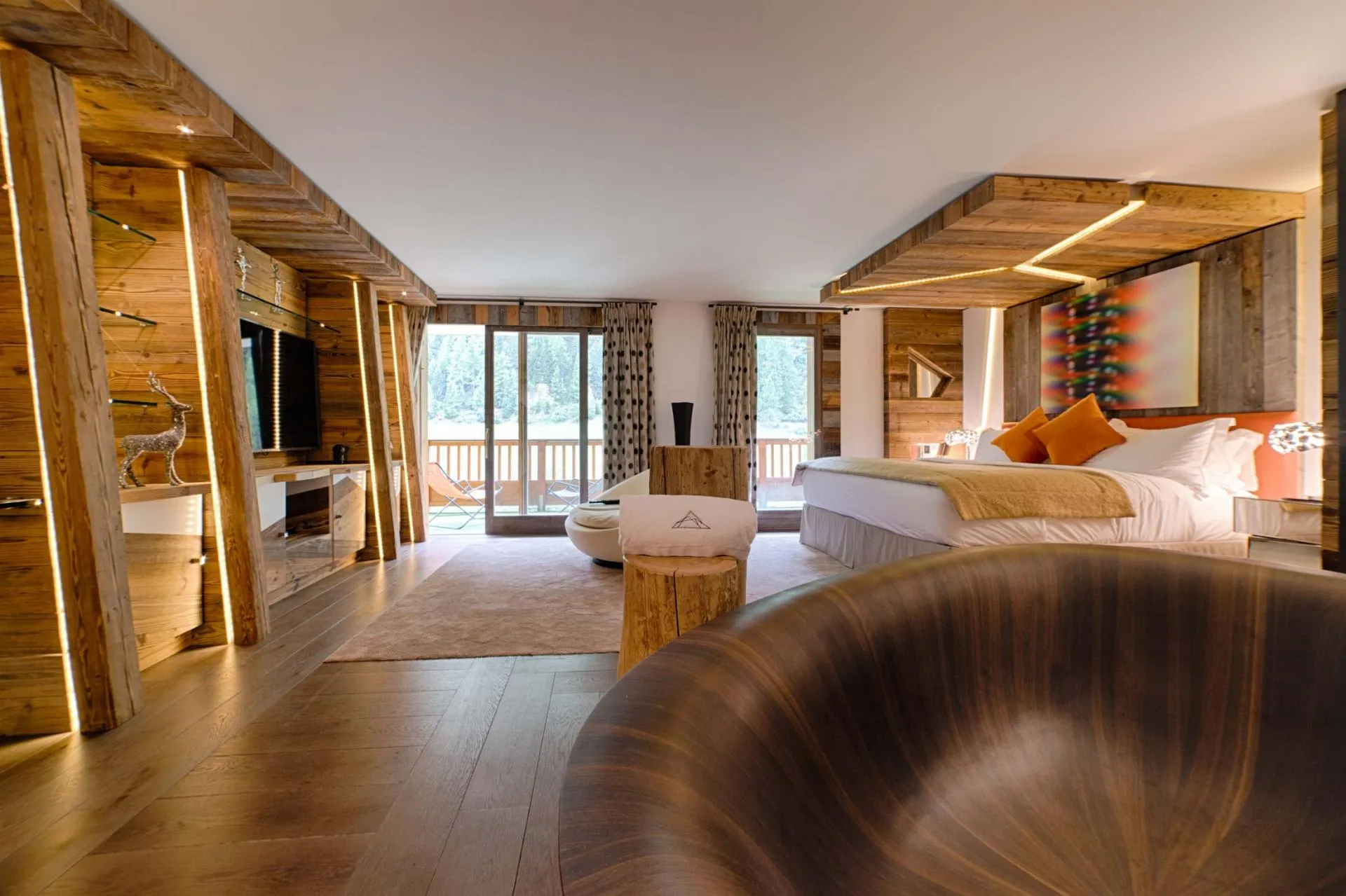 King bedroom with in-room wooden bathtub and balcony access