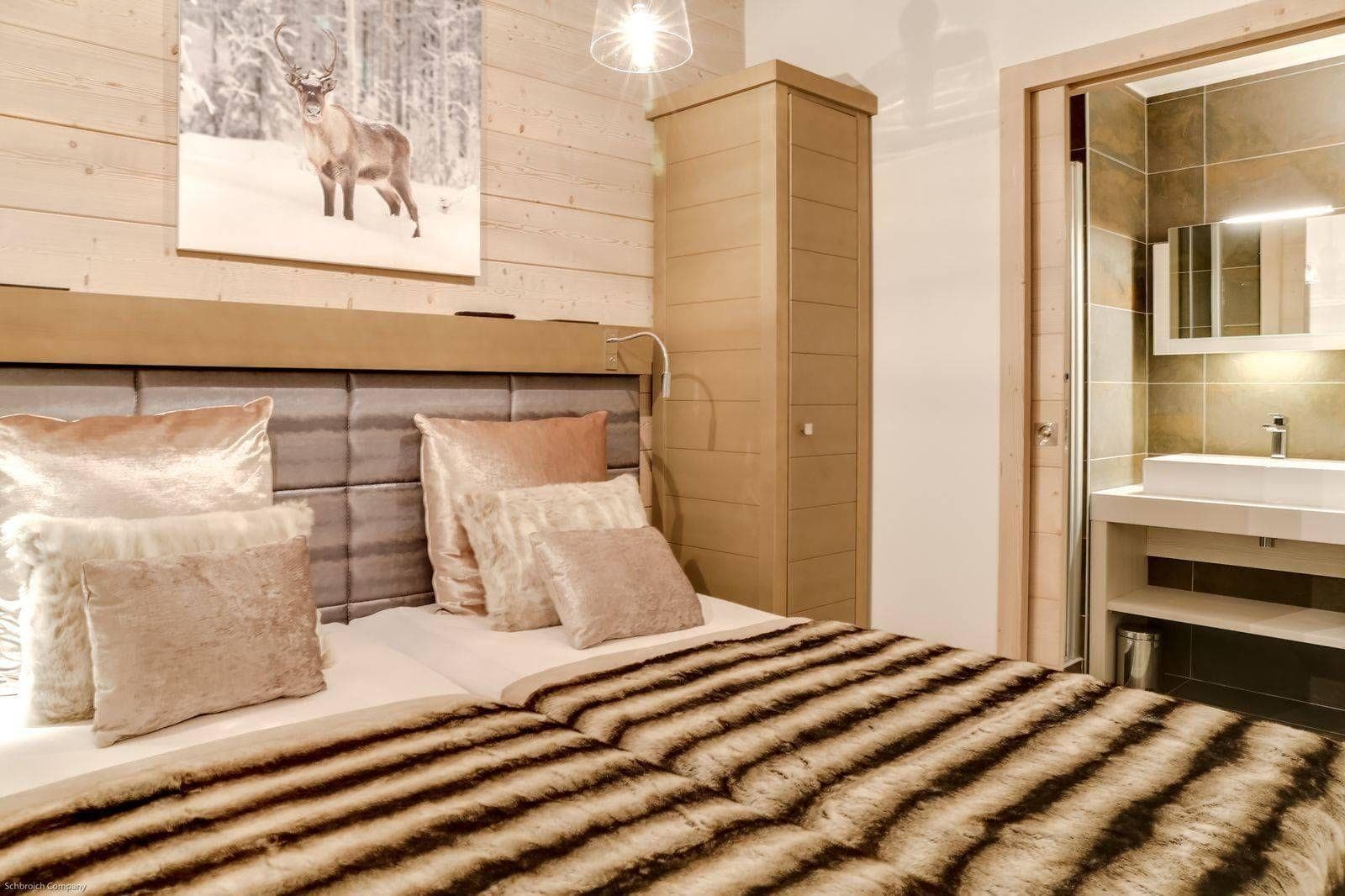 Guest bedroom with twin beds and ensuite bathroom through pocket door