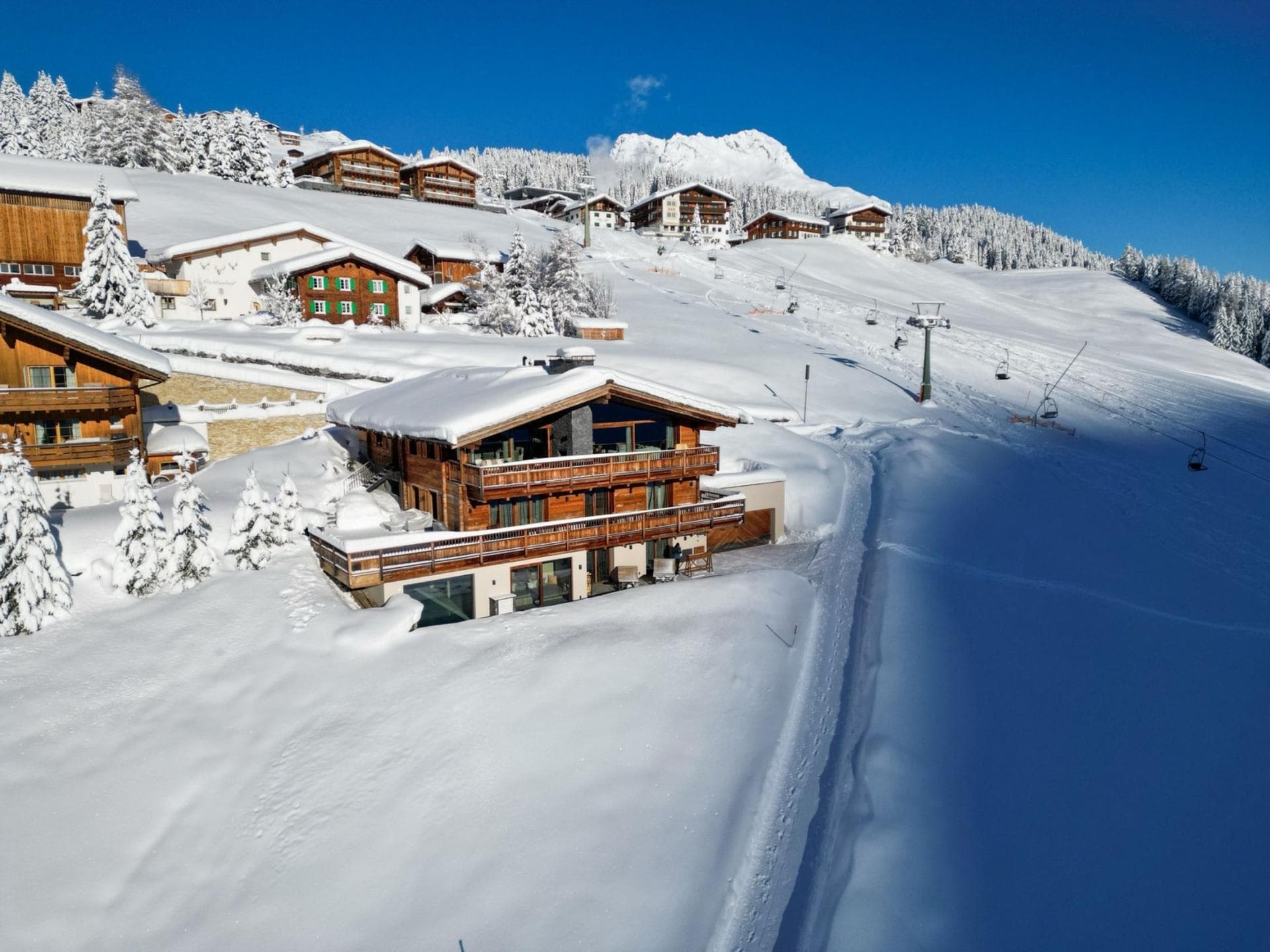 Ski-in/ski-out chalet located directly adjacent to the groomed piste and chairlift