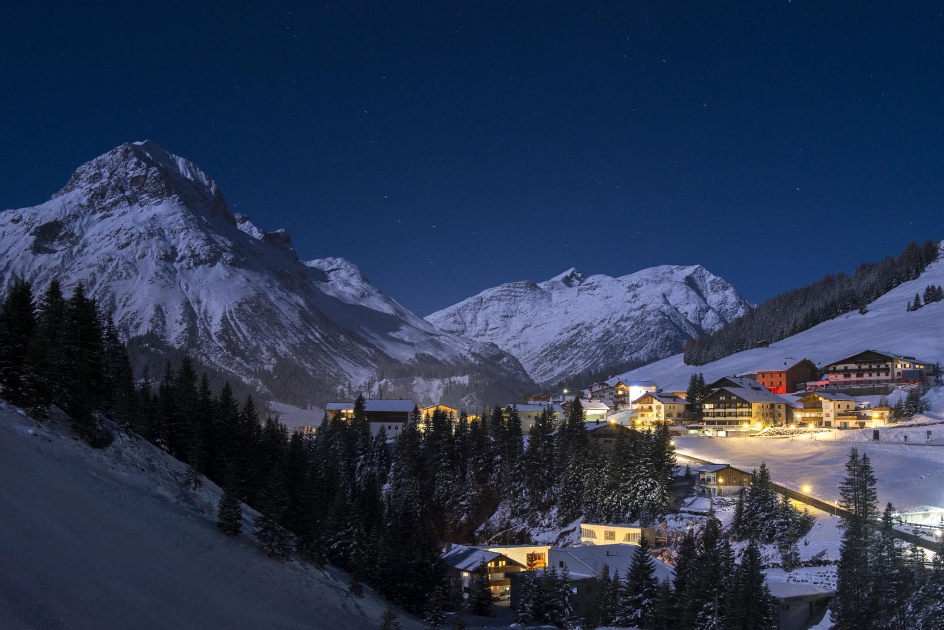 Ski-in/ski-out village location with direct access to alpine trails