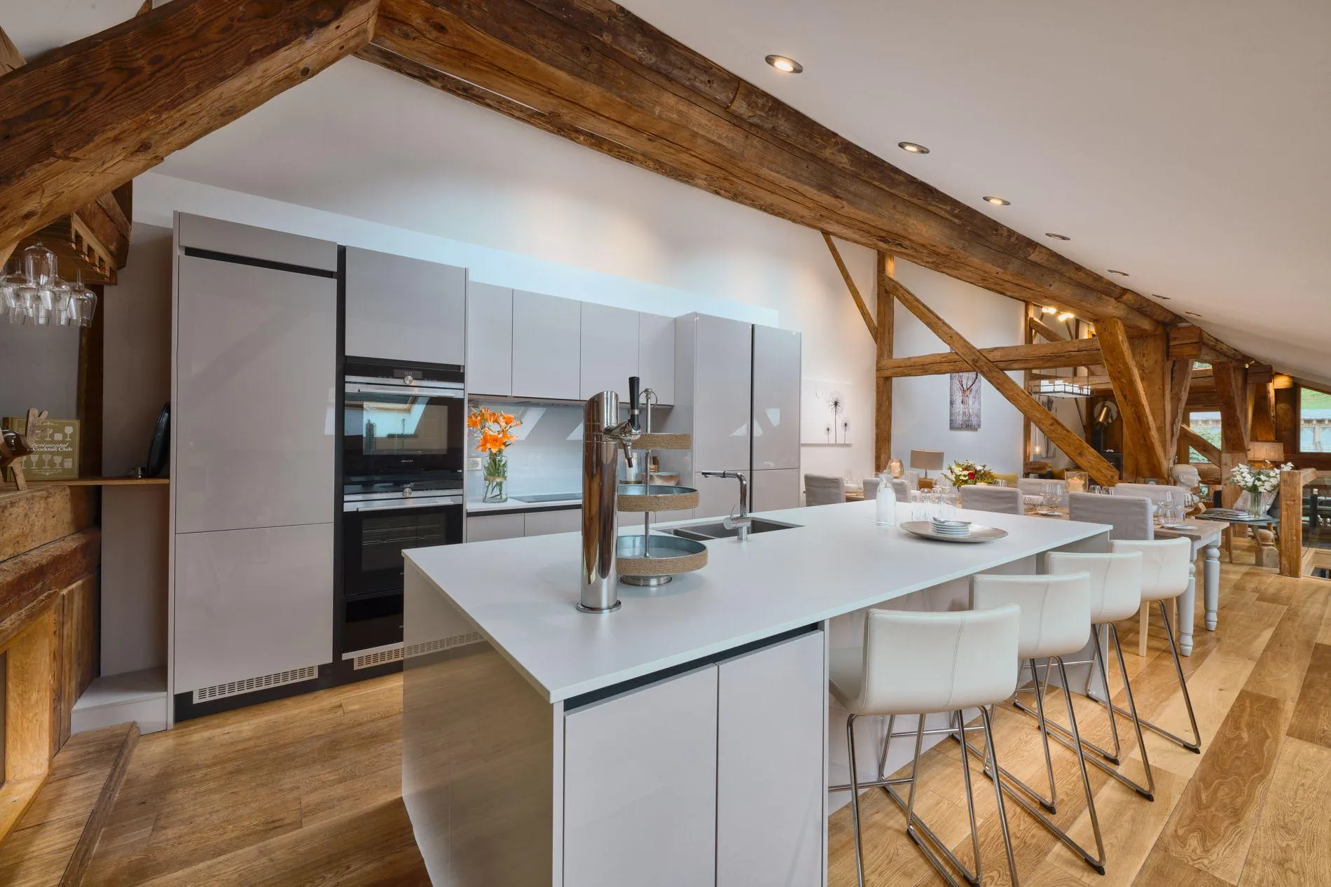 Kitchen island with beer tap and breakfast bar seating for 4
