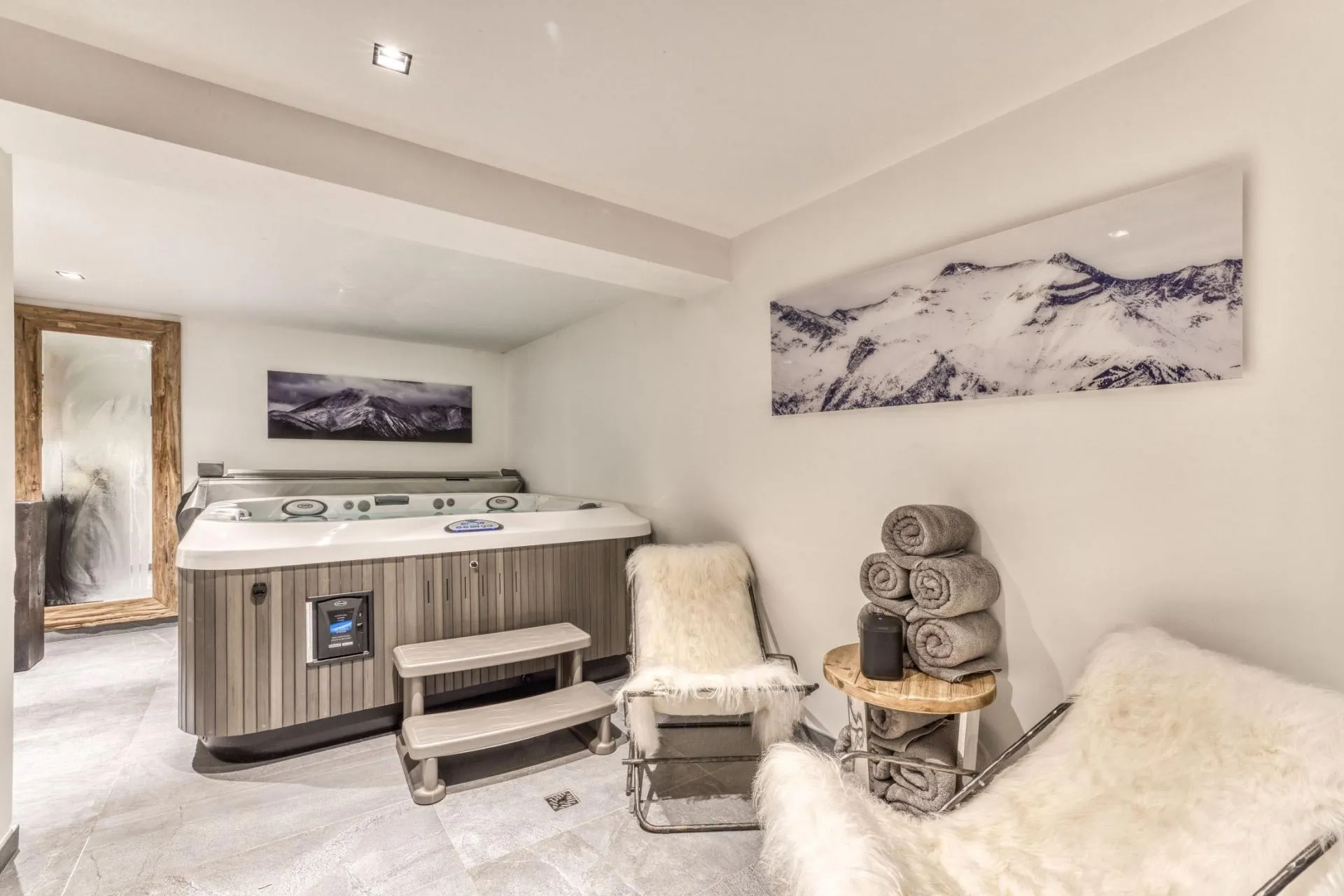 Indoor jacuzzi beside a relaxation area