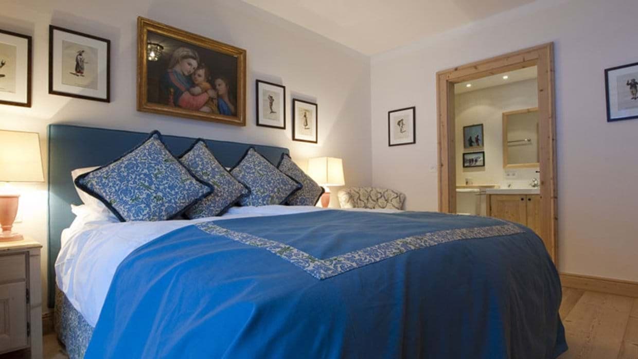 Guest bedroom with king bed and ensuite bathroom access