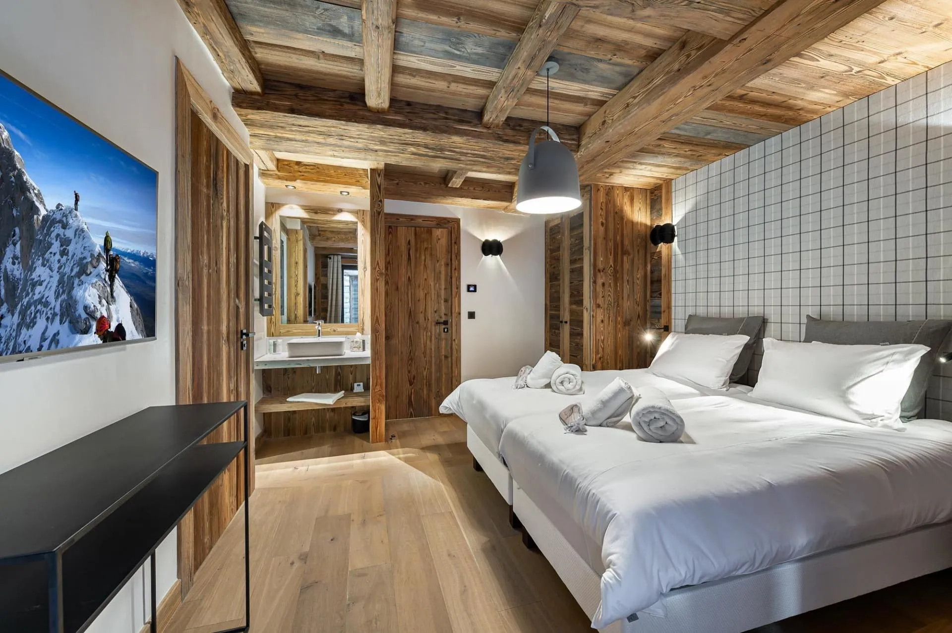Double bedroom beside a vanity area