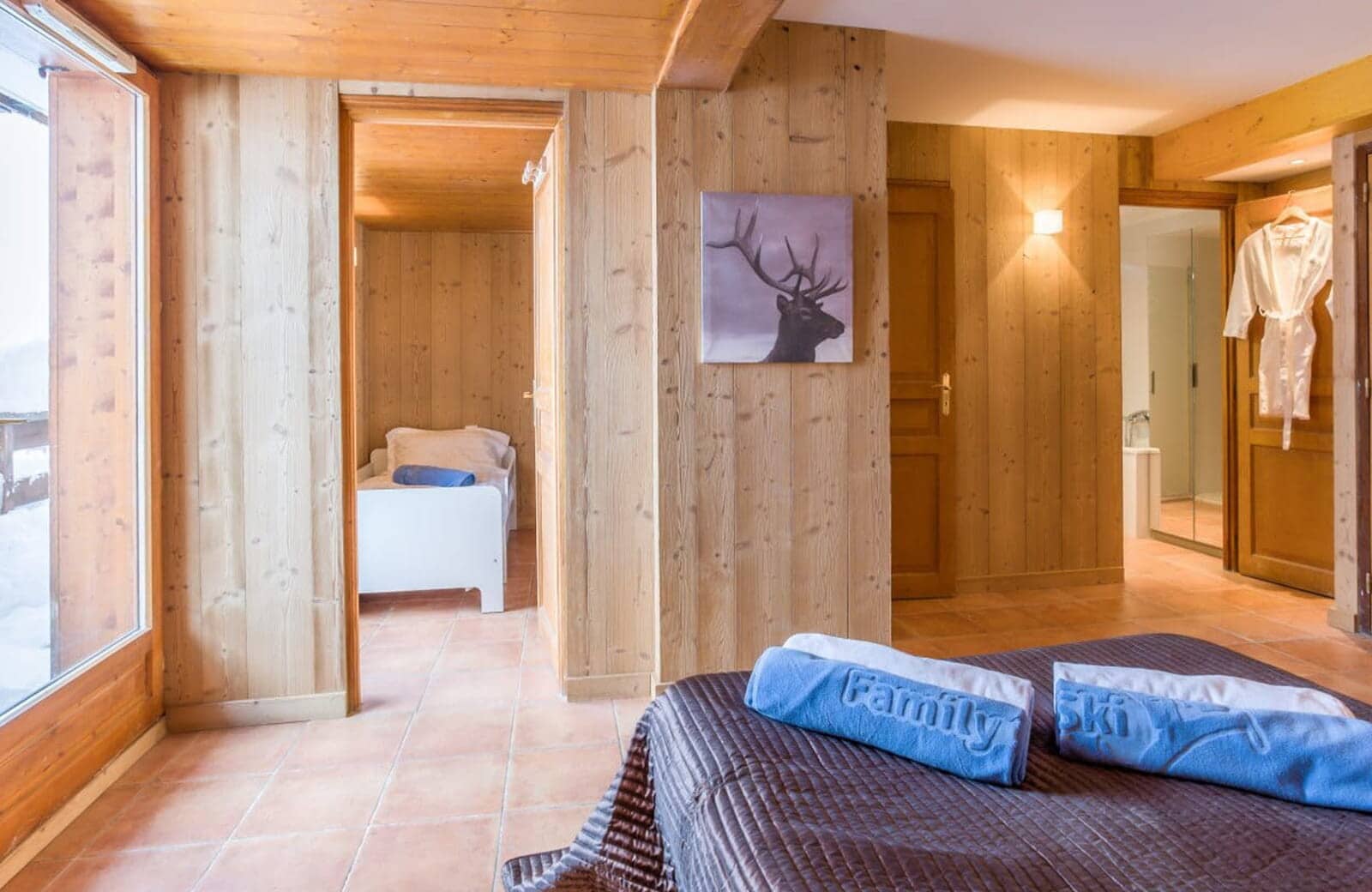 Bedroom with adjoining single bed area and en-suite bathroom access