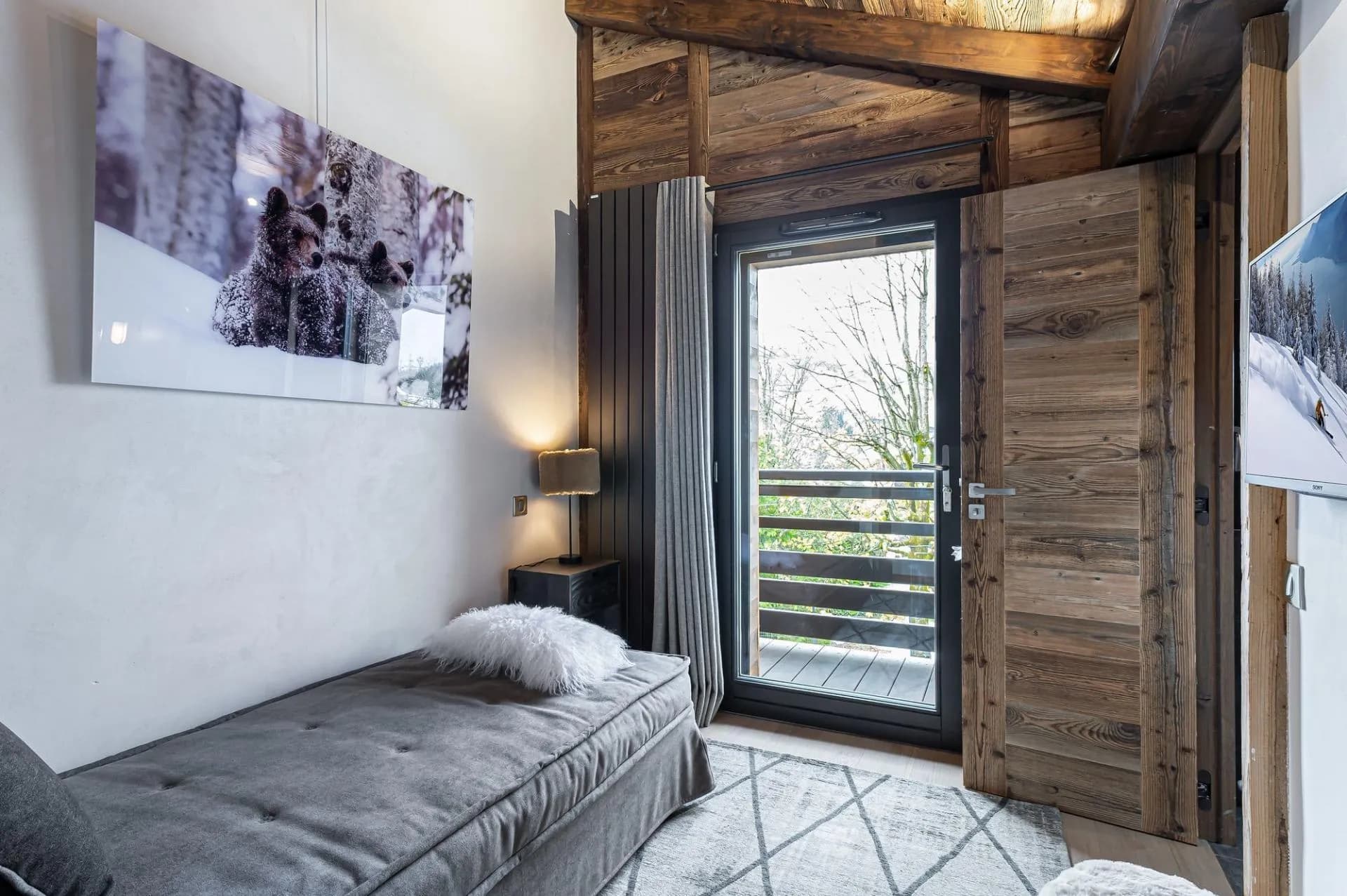 Flexible bedroom with a single bed and balcony access