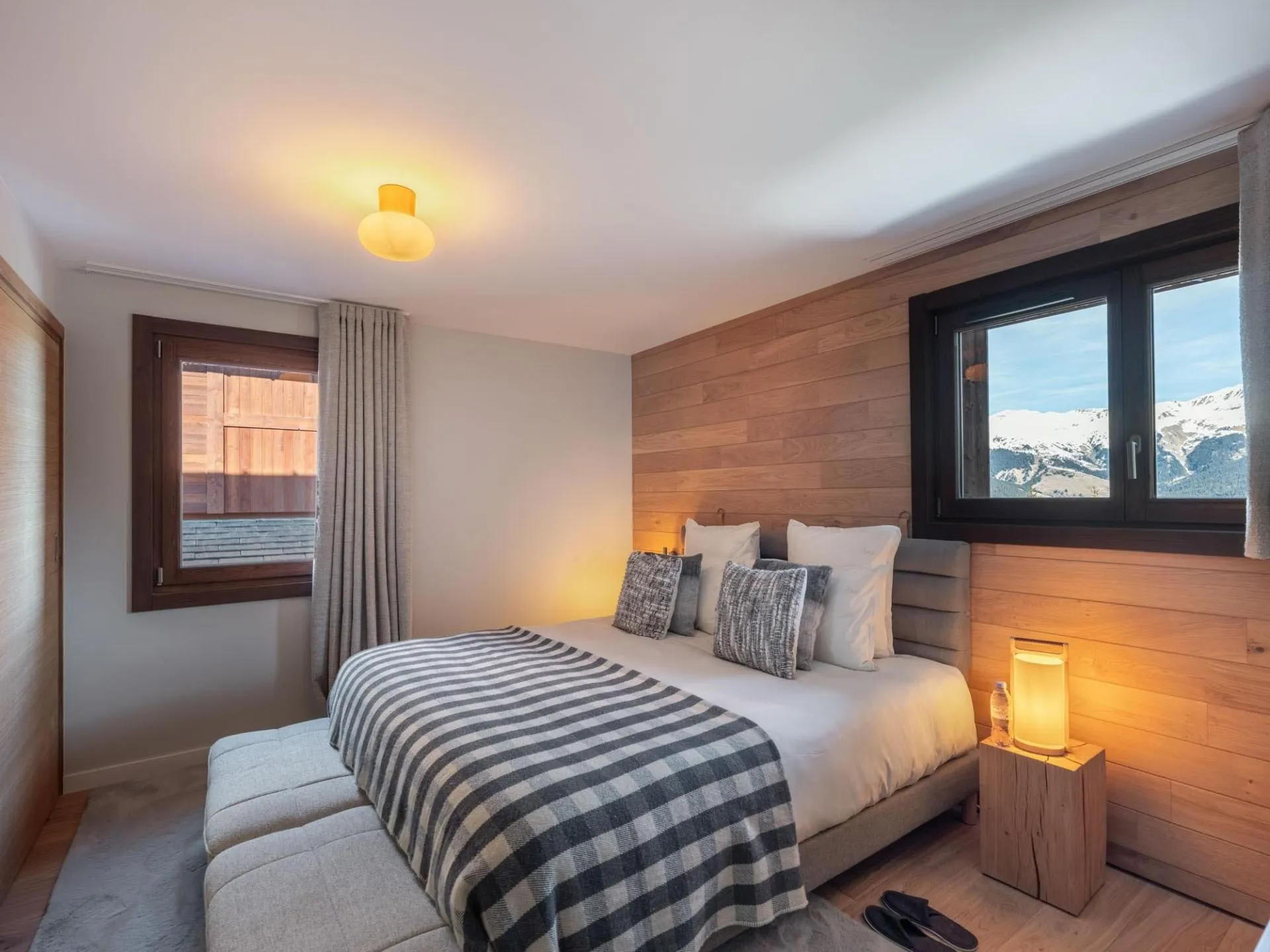 Double bedroom with mountain views