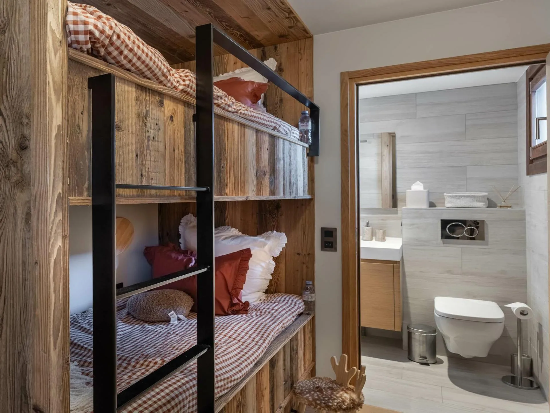 Bunk cabin with ensuite shower room