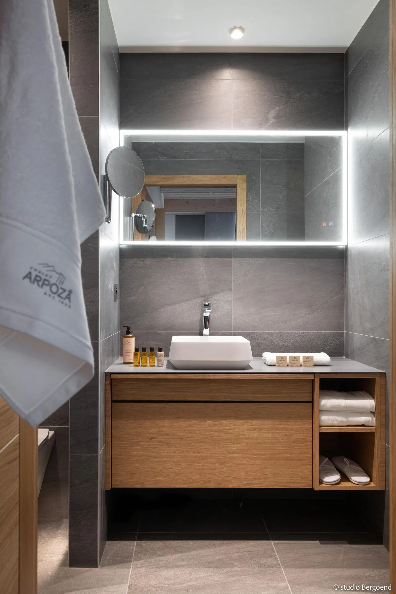 Bathroom vanity with basin and illuminated mirror