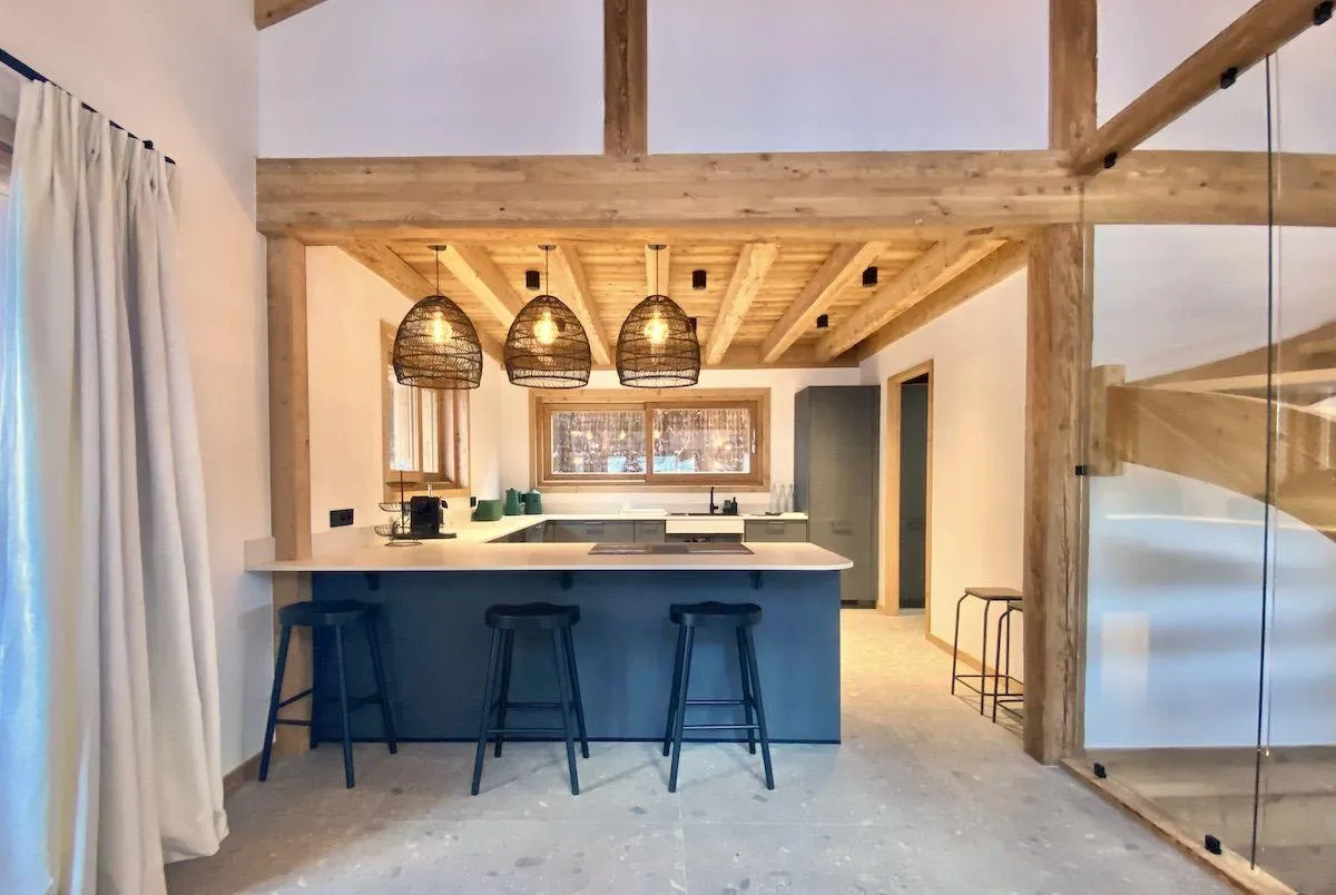 Kitchen breakfast bar with seating for 3 and induction cooktop