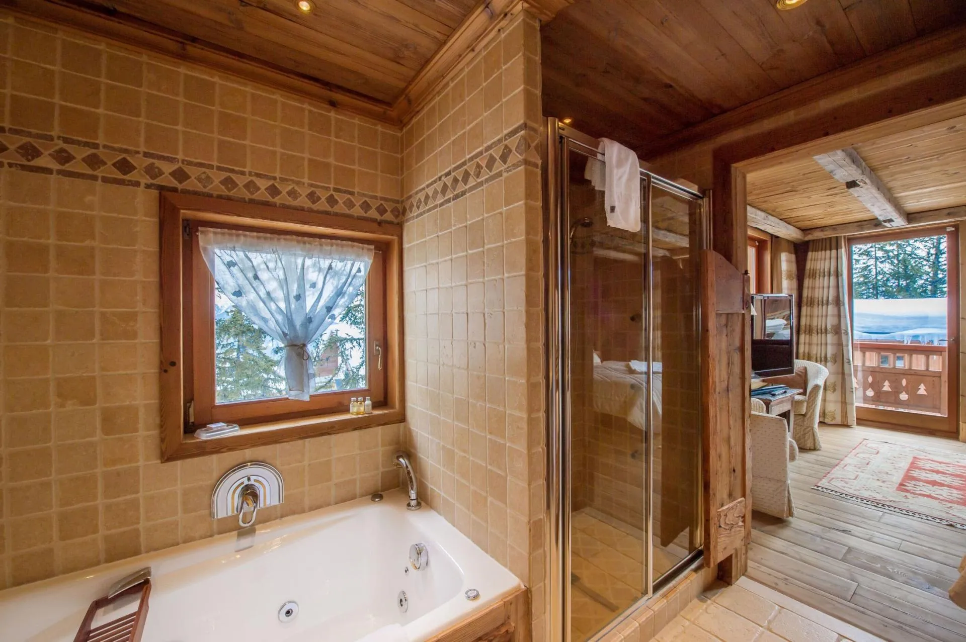 En-suite bathroom with twin basins, bathtub and walk-in shower