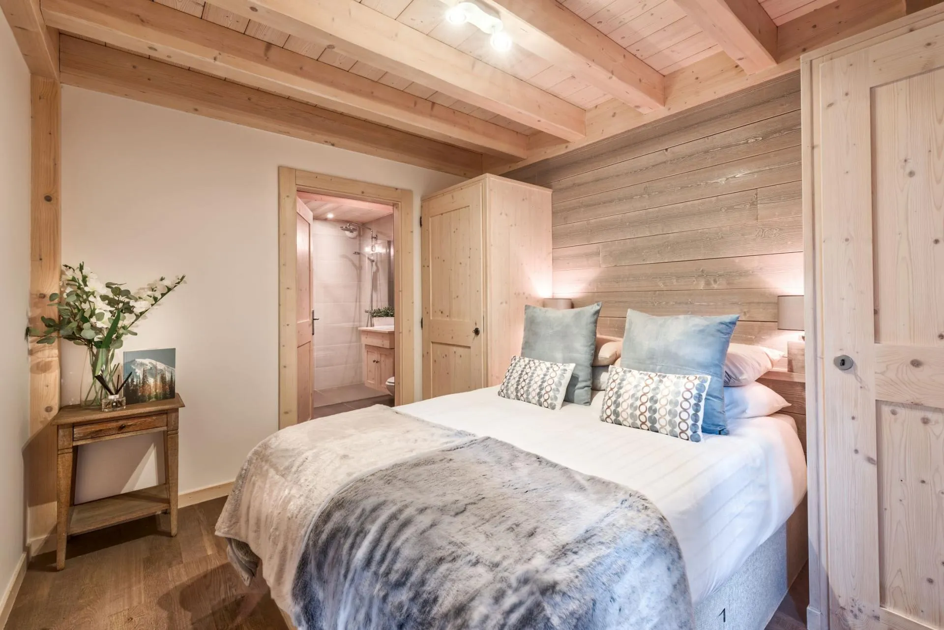 King bedroom with timber ceiling and en-suite shower room