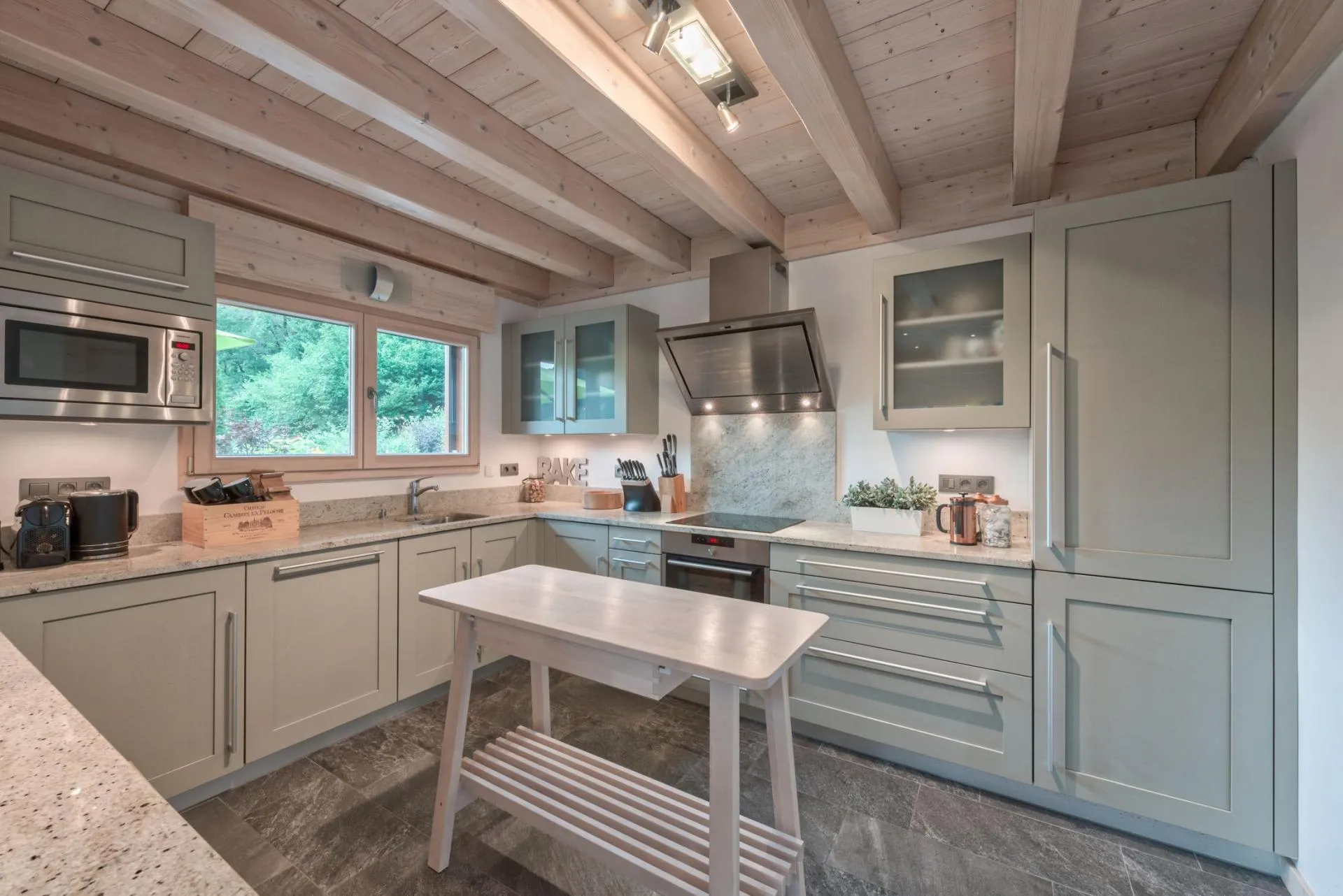 Kitchen with induction hob, stone worktops and movable island