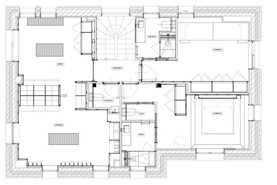 Floor plan: two bedrooms with en suite bathrooms, entrance, and ski room