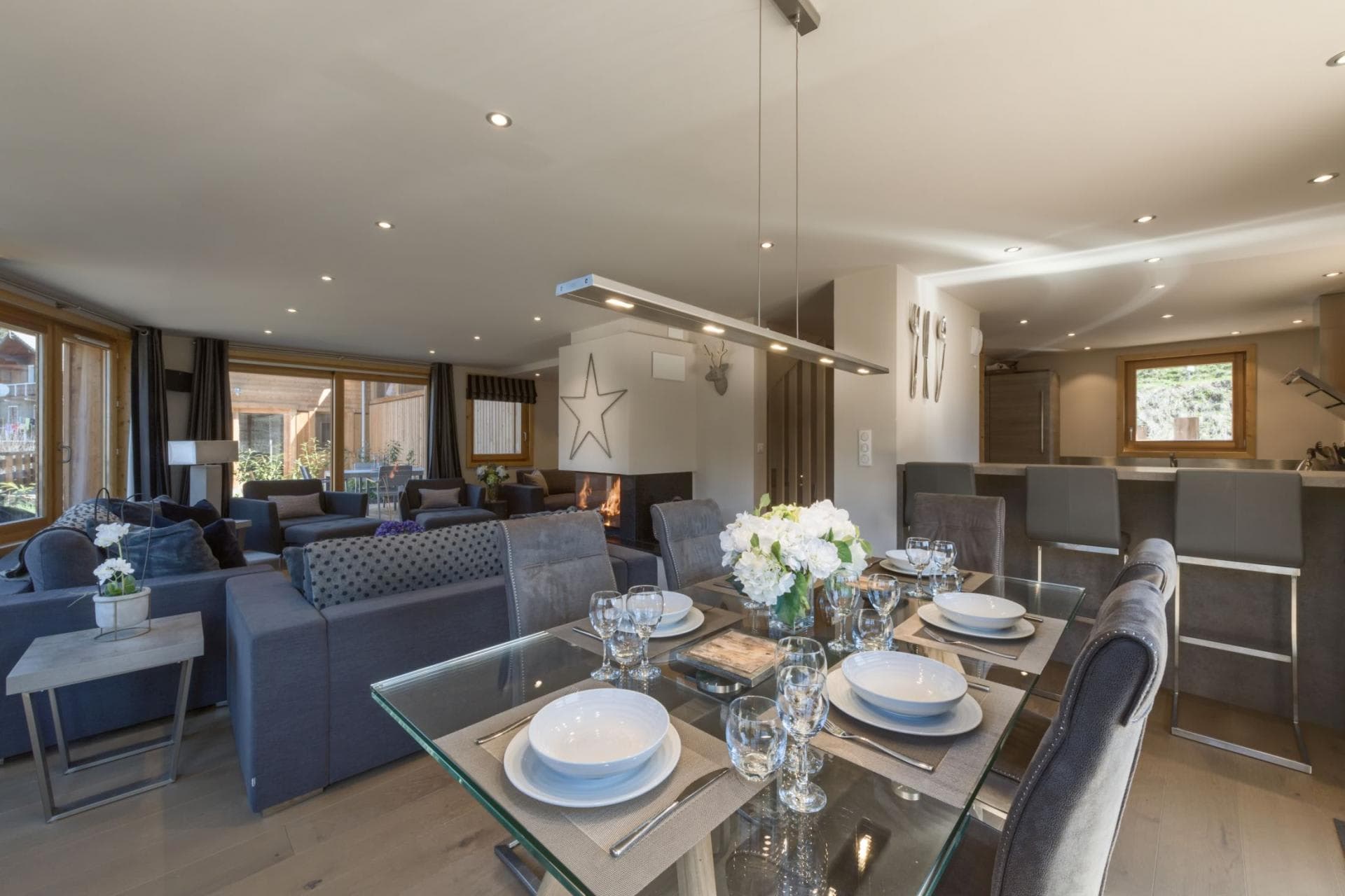 Open-plan dining area for 6; living area with fireplace and breakfast bar