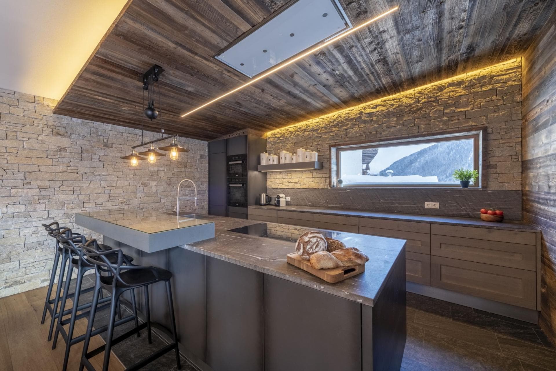 Kitchen island with breakfast bar seating for 4 and mountain views