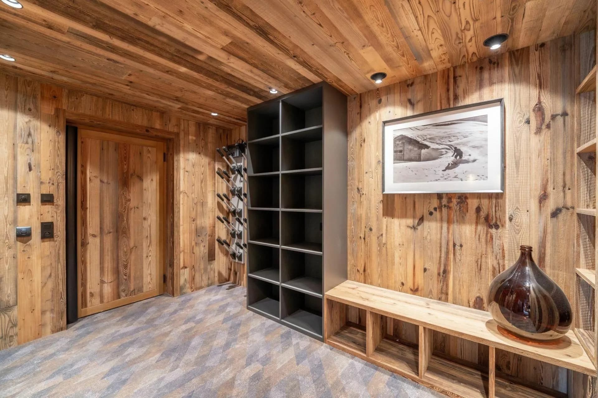Entrance hall with storage and bench seating