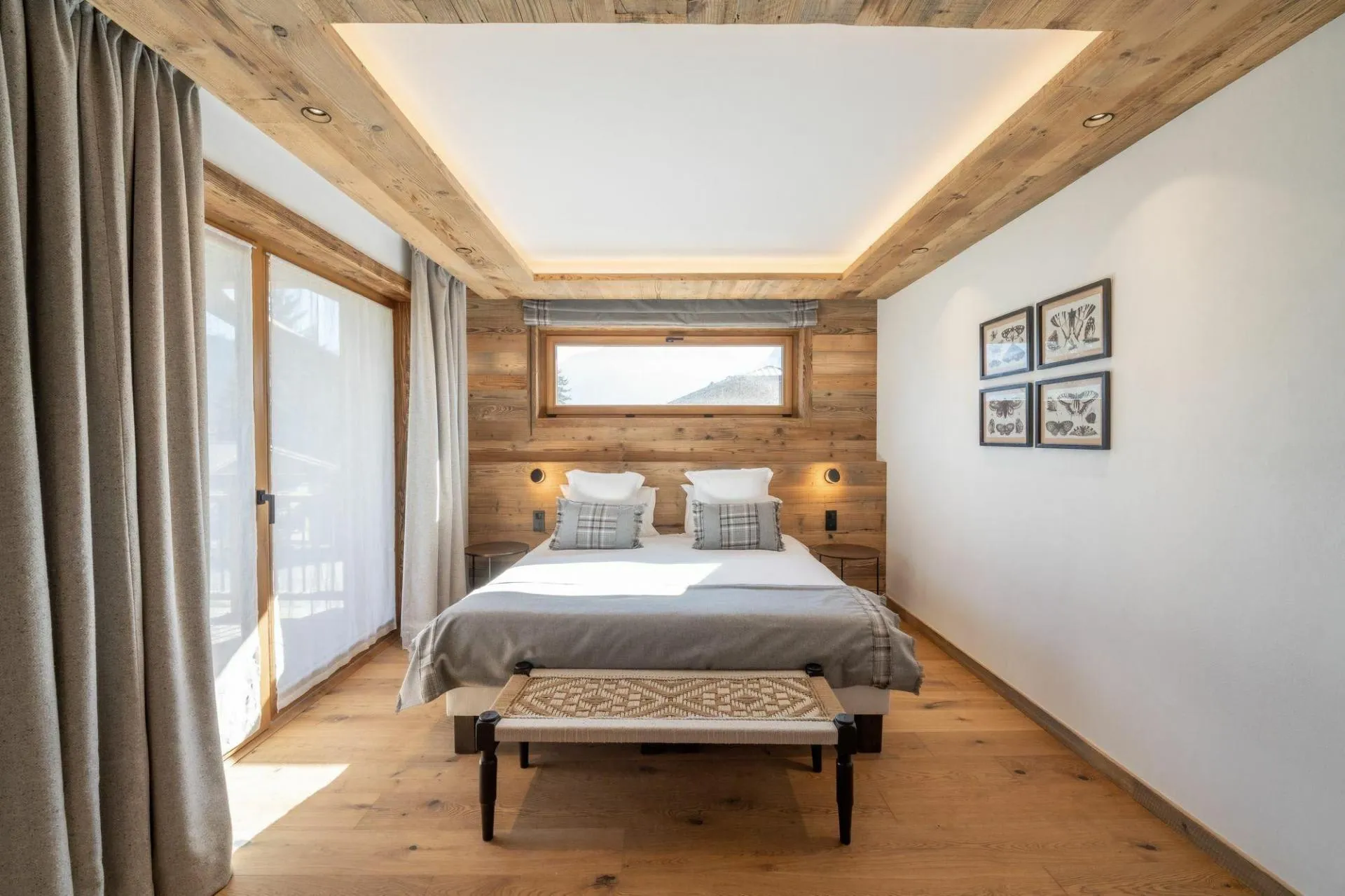 Double bedroom with a dressing area