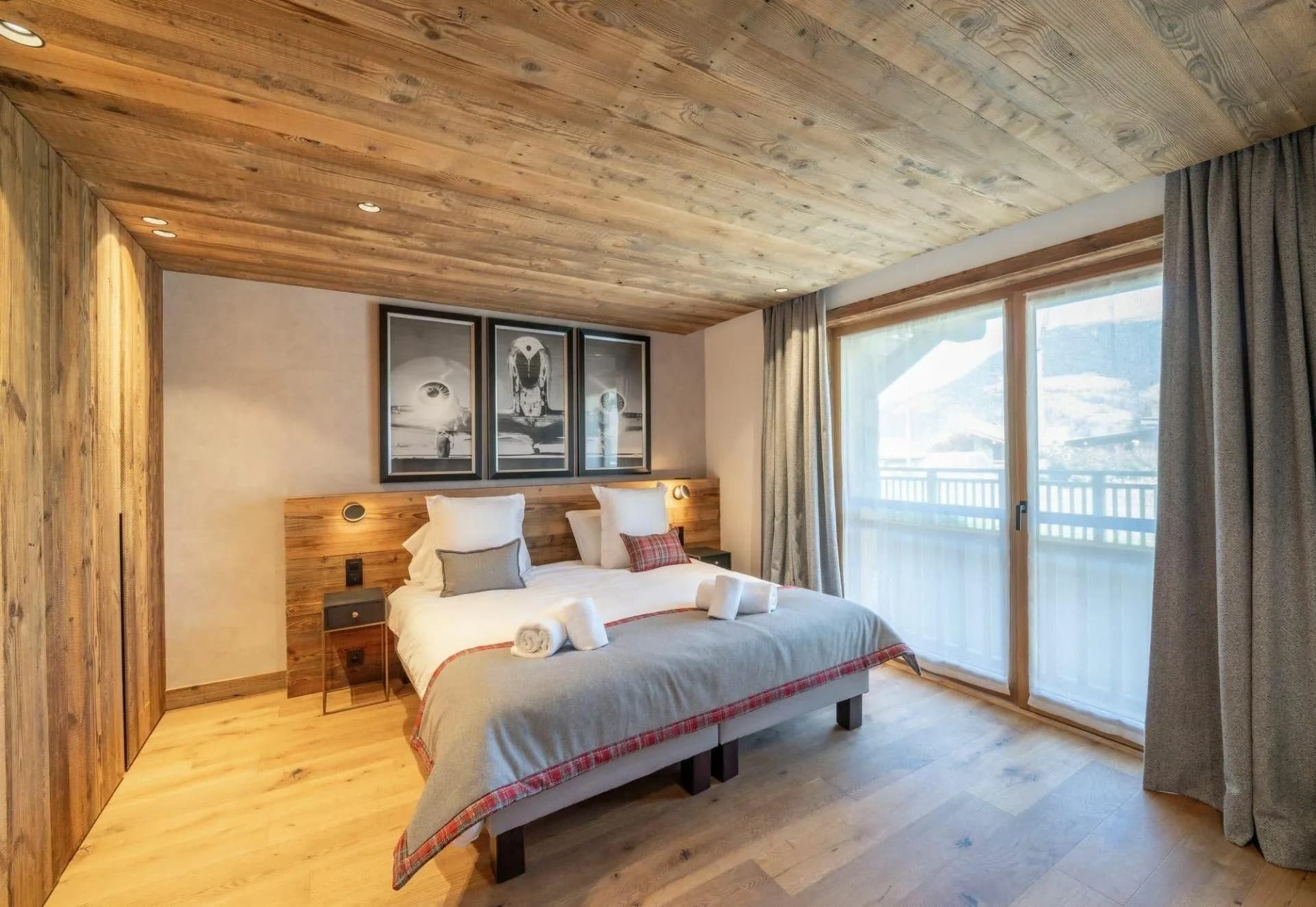 Double bedroom with television and terrace doors