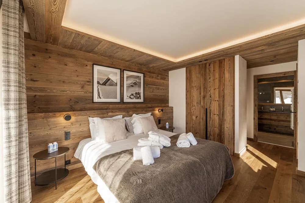 Double bedroom with timber headboard wall