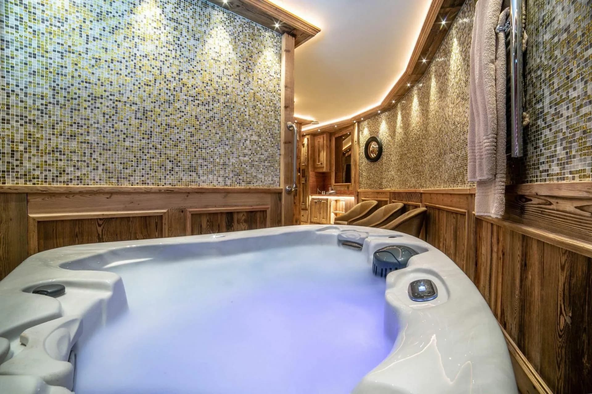 Indoor jacuzzi in the ground-floor wellness area